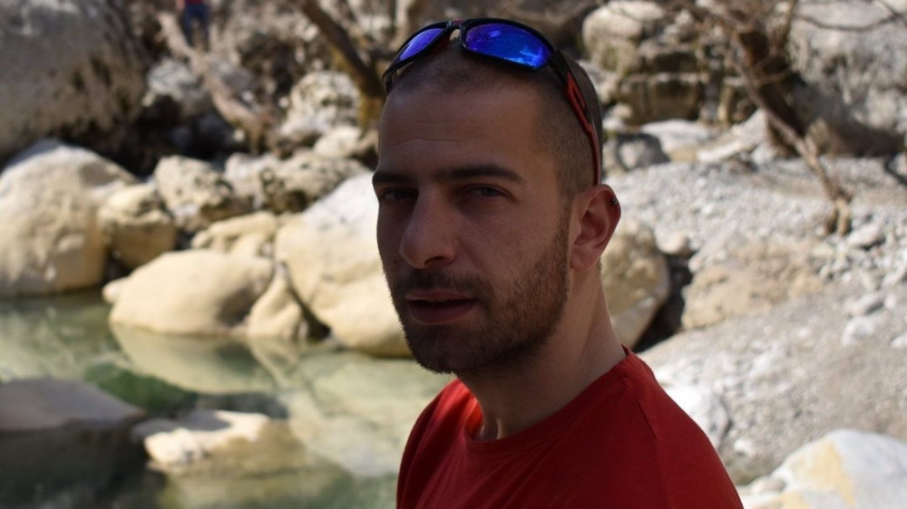 «Κουβαλούσαμε νερό από τις πηγές, μαγειρεύαμε όλοι μαζί, καθαρίζαμε τα σπίτια που είχαν γεμίσει νερά. Κάναμε μία συλλογική δουλειά και για αυτούς που ήμασταν εκεί και για αυτούς που έλειπαν» αναφέρει στο CNN Greece ο Σωκράτης Κωνσταντός, μέλος του Ζωντανού Ασπροποτάμου και του Πολιτιστικού Συλλόγου Κρανιάς.