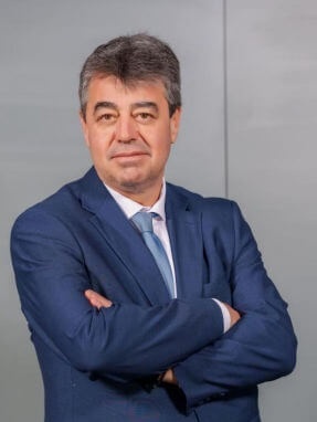 «O εμβολιασμός από μόνος του δεν μπορεί να εξαλείψει τις ζωονόσους» όπως τονίζει στο CNN Greece ο Πρύτανης του Πανεπιστημίου Θεσσαλίας Χαράλαμπος Μπιλλίνης και πρόεδρος της Επιστημονικής Επιτροπής Διαχείρισης και Ελέγχου της Ευλογιάς (ΕΕΕΔΕΕ).