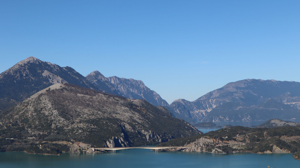 Λίμνη Κρεμαστών: Η «κυρά» της Ευρυτανίας και μεγαλύτερος ταμιευτήρας της Ελλάδας