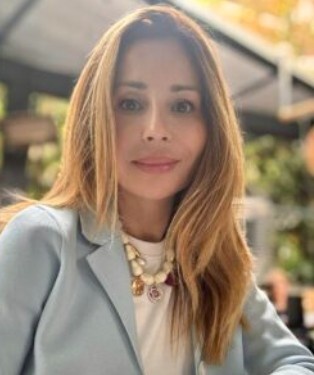 «Η διατήρηση και ενίσχυση του αστικού πρασίνου δεν αποτελεί μόνο περιβαλλοντική αναγκαιότητα, αλλά και κρίσιμο πυλώνα εκπαίδευσης και πρόληψης, ενισχύοντας τη μετάβαση σε πιο υγιείς και ανθεκτικές κοινωνίες» δηλώνει η  επίκουρη καθηγήτρια στο Τμήμα Επιστήμης Φυτικής Παραγωγής του Γεωπονικού Πανεπιστημίου Αθηνών, Χρυσή A. Παπαδημητρίου.