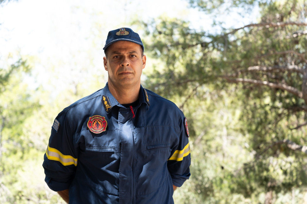 «Καθημερινά είμαστε σε επαγρύπνηση όλοι για την αντιμετώπιση των δασικών πυρκαγιών, είτε προληπτικά είτε κατασταλτικά» ανέφερε στο CNN Greece ο Θωμάς Αντωνόπουλος, αντιπύραρχος και Διοικητής του Α’ Πυροσβεστικού Σταθμού Αθηνών.