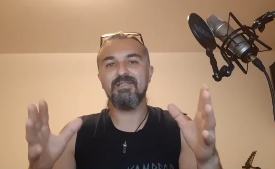 «Οι καρχαρίες δεν ενδιαφέρονται για τους ανθρώπους, αλλά δεν είναι και κατοικίδια» λέει ο άνθρωπος πίσω από το «Sharks in Greece», ερευνητής Σάκης Τσαγγαλίδης στο CNN Greece.