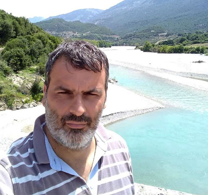 «Αν θέλουμε να βρούμε από πού προέρχεται το πρόβλημα και τι είδους λύματα επιβαρύνουν το περιβάλλον θα πρέπει να αναπτυχθούν εργαλεία παρακολούθησης που θα μας δίνουν σε πραγματικό χρόνο εικόνα της κατάστασης» αναφέρει ο ερευνητής» εξηγεί μιλώντας στο CNN Greece ο ερευνητής εσωτερικών υδάτων του ΕΛΚΕΘΕ Ηλίας Δημητρίου.