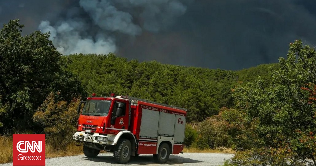 Ζημιές σε πυροσβεστικό από τη μεγάλη φωτιά στο Ξυλόκαστρο: Μηνύματα 112 για εκκενώσεις