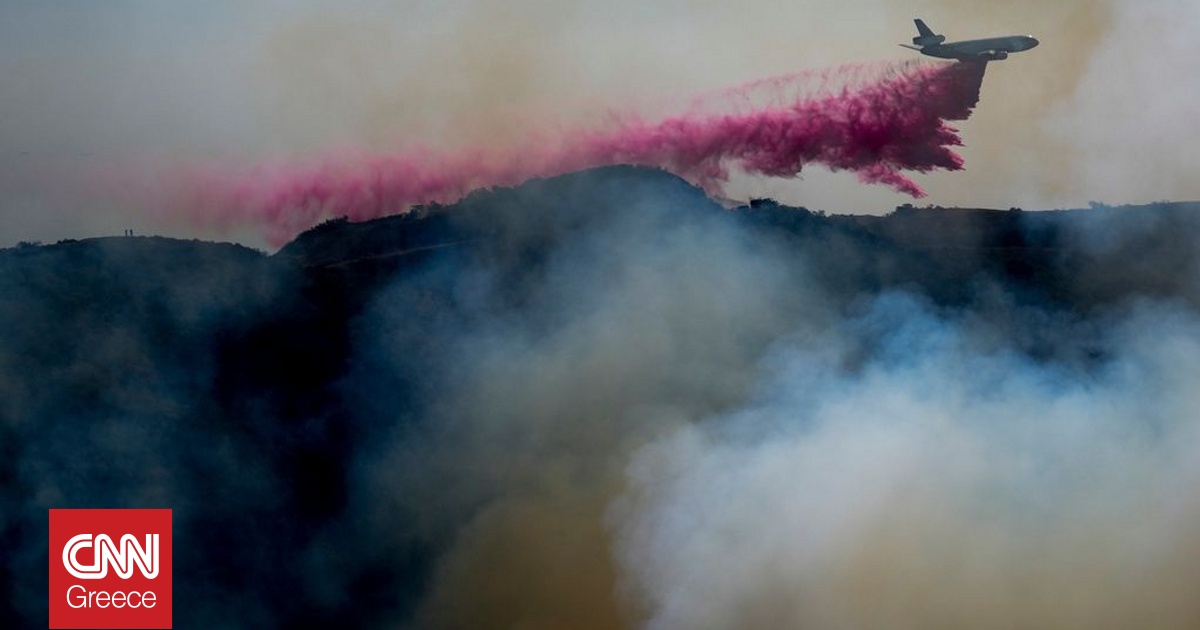 Φωτιά στο Λος Άντζελες: Τι είναι η ροζ σκόνη που ρίχνουν τα εναέρια μέσα στα πύρινα μέτωπα