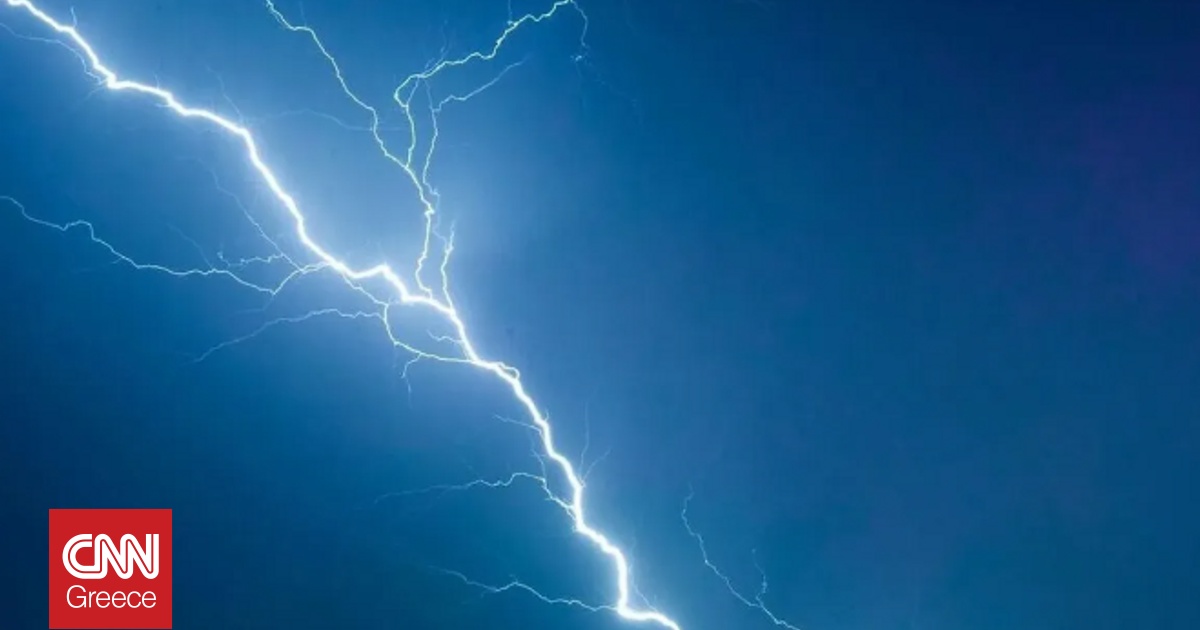 Βίντεο καταγράφει τη στιγμή που κεραυνός χτυπά άνδρα στη Νέα Υόρκη και επιζεί Βίντεο καταγράφει τη στιγμή που κεραυνός χτυπά άνδρα στη Νέα Υόρκη και επιζεί