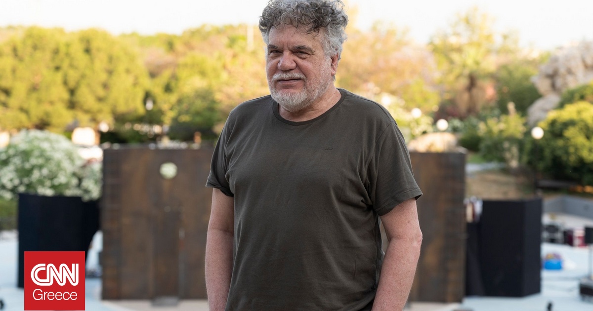 Ο Γιάννης Κακλέας «Επί Σκηνής»: Οι περισσότεροι είμαστε υπηρέτες πολλών αφεντάδων – και το ξέρουμε