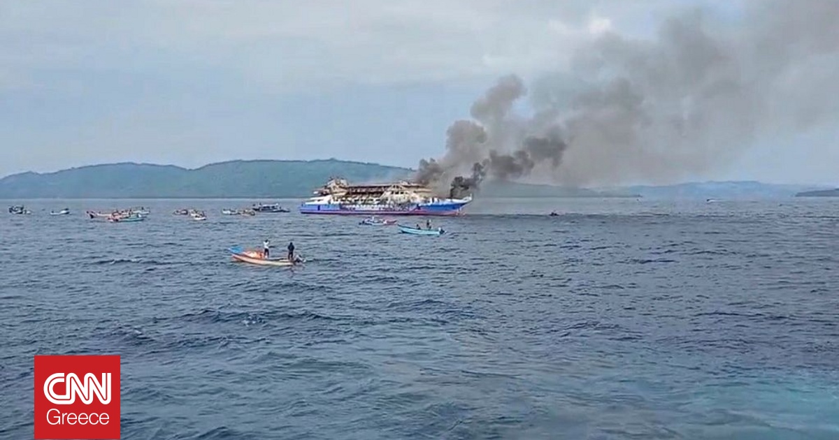 Ινδονησία: Σκηνές αλλοφροσύνης σε φέρι μποτ που τυλίχθηκε στις φλόγες