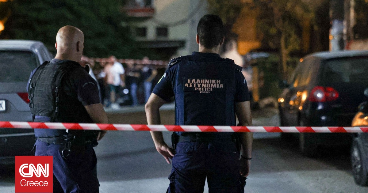 Θεσσαλονίκη: Ισχυρή έκρηξη σε είσοδο πολυκατοικίας με δύο τραυματίες – Τι «βλέπει» η ΕΛ.ΑΣ