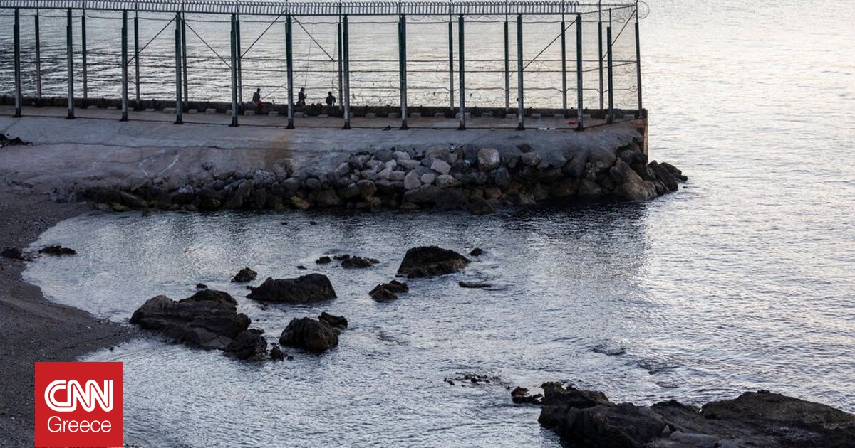 Πενήντα τέσσερα παιδιά κολύμπησαν από το Μαρόκο στον ισπανικό θύλακα Θέουτα Πενήντα τέσσερα παιδιά κολύμπησαν από το Μαρόκο στον ισπανικό θύλακα Θέουτα