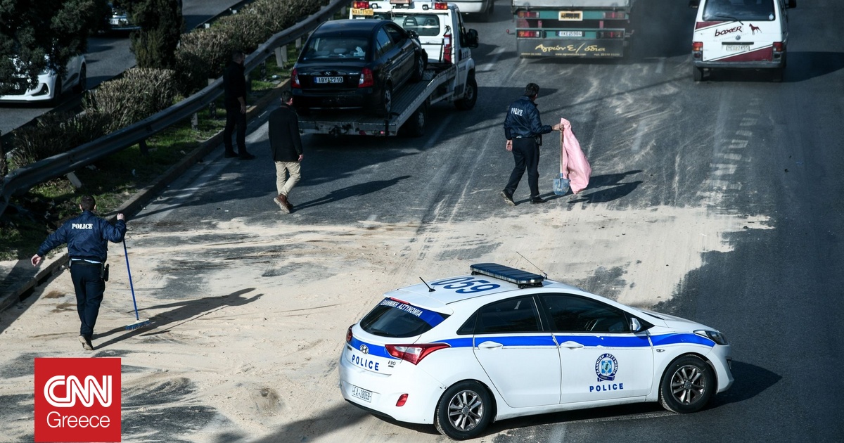Λάρισα: Νταλίκα εξετράπη της πορείας της και «προσγειώθηκε» στον παράδρομο της εθνικής οδού