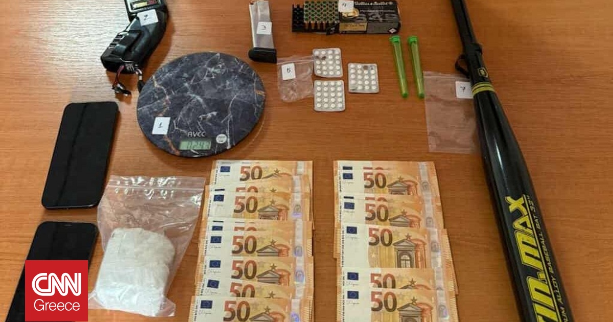 Ρόπαλο, ναρκωτικά και αναβολικά: Όλα όσα βρέθηκαν μέσα στο σπίτι του αστυνομικού TikToker Ρόπαλο, ναρκωτικά και αναβολικά: Όλα όσα βρέθηκαν μέσα στο σπίτι του αστυνομικού TikToker