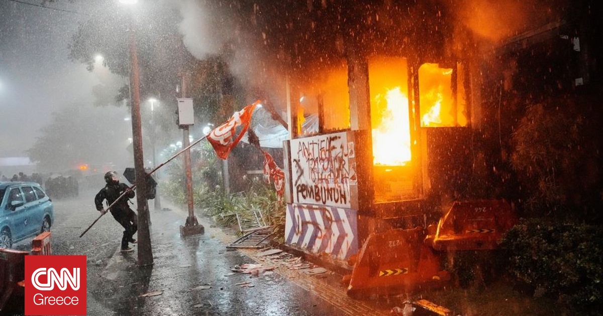 Ινδονησία: Διαδηλωτές πυρπόλησαν κτήριο περιφερειακού συμβουλίου – Τουλάχιστον τρεις νεκροί Ινδονησία: Διαδηλωτές πυρπόλησαν κτήριο περιφερειακού συμβουλίου – Τουλάχιστον τρεις νεκροί