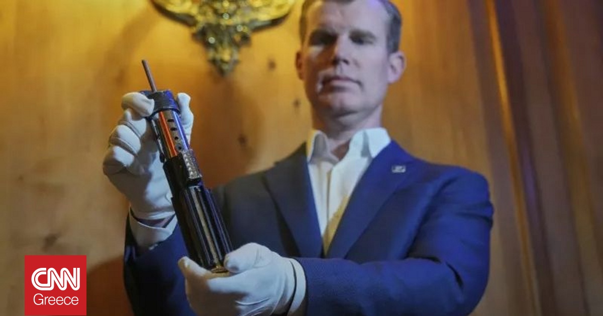 Το φωτόσπαθο από το «Star Wars: The Empire Strikes Back» πωλήθηκε 3,6 εκατομμύρια δολάρια Το φωτόσπαθο από το «Star Wars: The Empire Strikes Back» πωλήθηκε 3,6 εκατομμύρια δολάρια