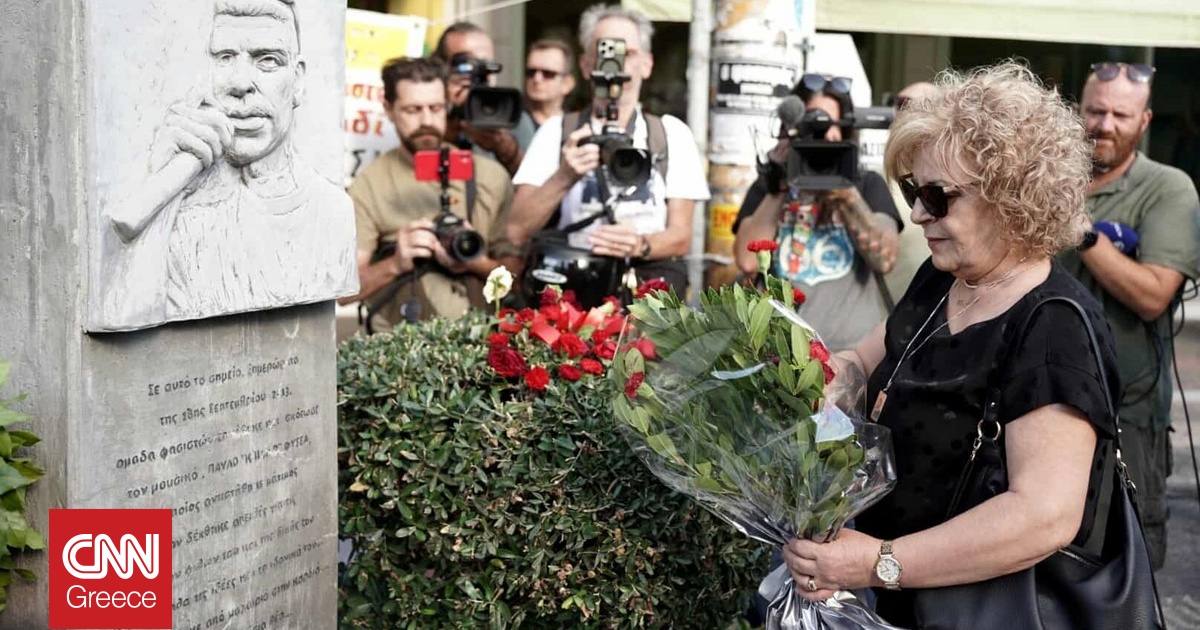 Μάγδα Φύσσα: Η στιγμή που αφήνει λουλούδια στην προτομή του δολοφονημένου Παύλου