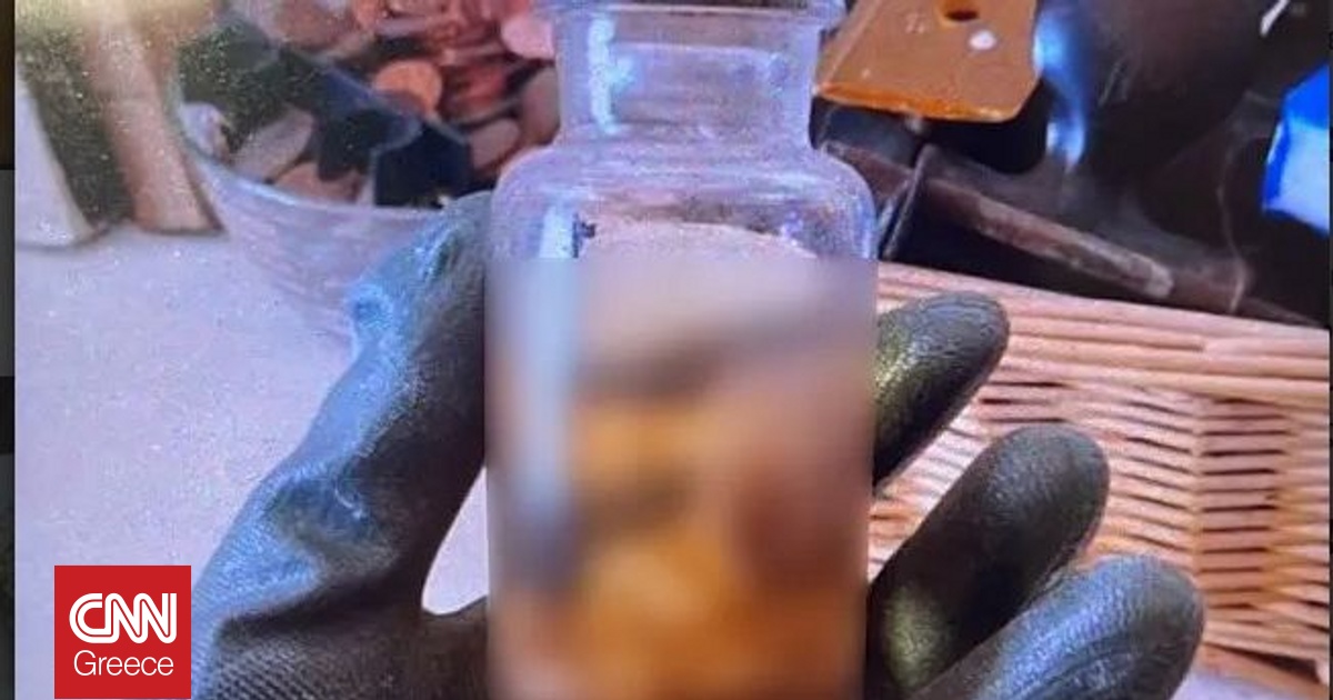 Μακάβριο εύρημα σε σπίτι 77χρονου στην Αττική – Βρέθηκε μωρό μέσα σε φιάλη με φορμόλη Μακάβριο εύρημα σε σπίτι 77χρονου στην Αττική – Βρέθηκε μωρό μέσα σε φιάλη με φορμόλη