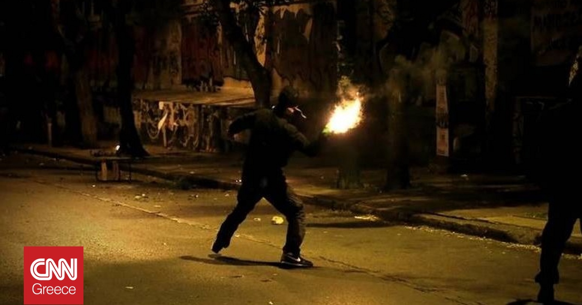 Κουκουλοφόροι πέταξαν μολότοφ στα ΜΑΤ στην Πανόρμου Κουκουλοφόροι πέταξαν μολότοφ στα ΜΑΤ στην Πανόρμου