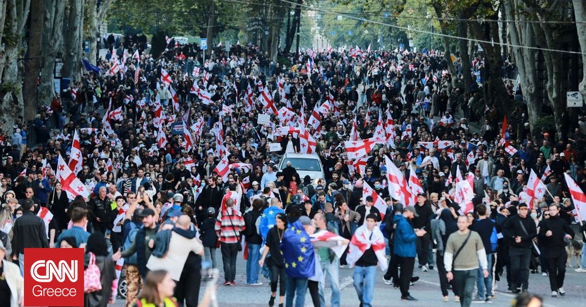 Χάος στη Γεωργία: Διαδηλωτές εισέβαλαν στο Κοινοβούλιο – Το πλήθος φωνάζει «επανάσταση» Χάος στη Γεωργία: Διαδηλωτές εισέβαλαν στο Κοινοβούλιο – Το πλήθος φωνάζει «επανάσταση»
