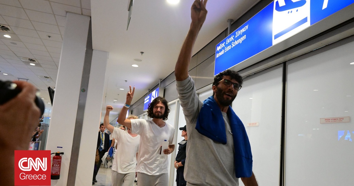 Πλήθος κόσμου στον επαναπατρισμό των 27 Ελλήνων του στολίσκου για τη Γάζα στο «Βενιζέλος» Πλήθος κόσμου στον επαναπατρισμό των 27 Ελλήνων του στολίσκου για τη Γάζα στο «Βενιζέλος»