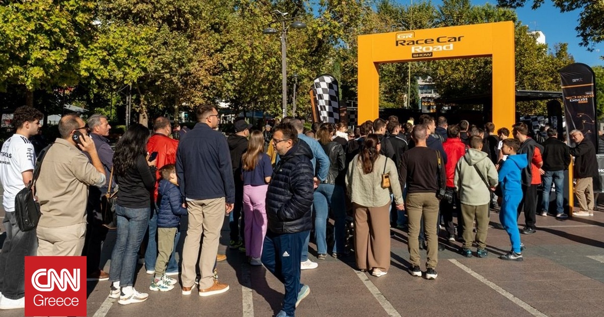 Από το Grand Prix της Σιγκαπούρης μέχρι το Roadshow της Λάρισας με το showcar της McLaren F1 Team Από το Grand Prix της Σιγκαπούρης μέχρι το Roadshow της Λάρισας με το showcar της McLaren F1 Team