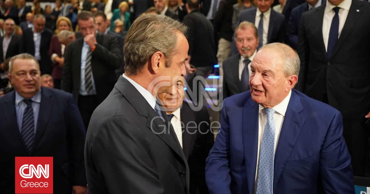 Η χειραψία Μητσοτάκη και Καραμανλή στην παρουσίαση του βιβλίου του Στυλιανίδη – Σύσσωμη η Κυβέρνηση