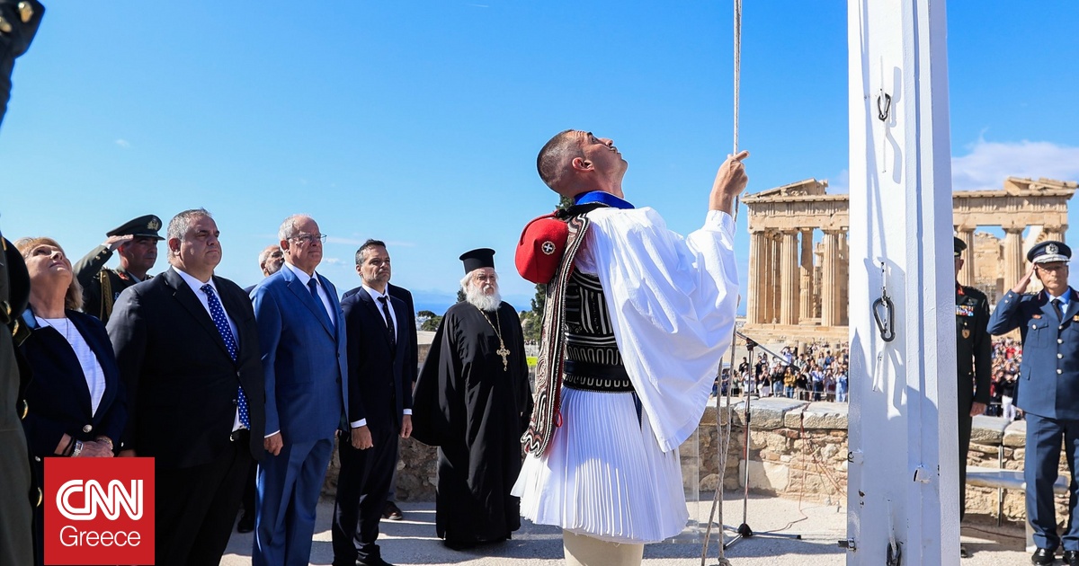 Επέτειος απελευθέρωσης της Αθήνας: Σε κλίμα συγκίνησης η έπαρση της σημαίας στην Ακρόπoλη
