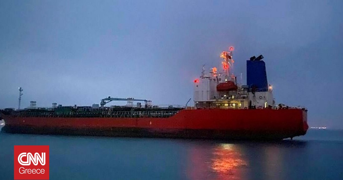 Δεξαμενόπλοιο τυλίχθηκε στις φλόγες ύστερα από επίθεση ανοιχτά της Υεμένης