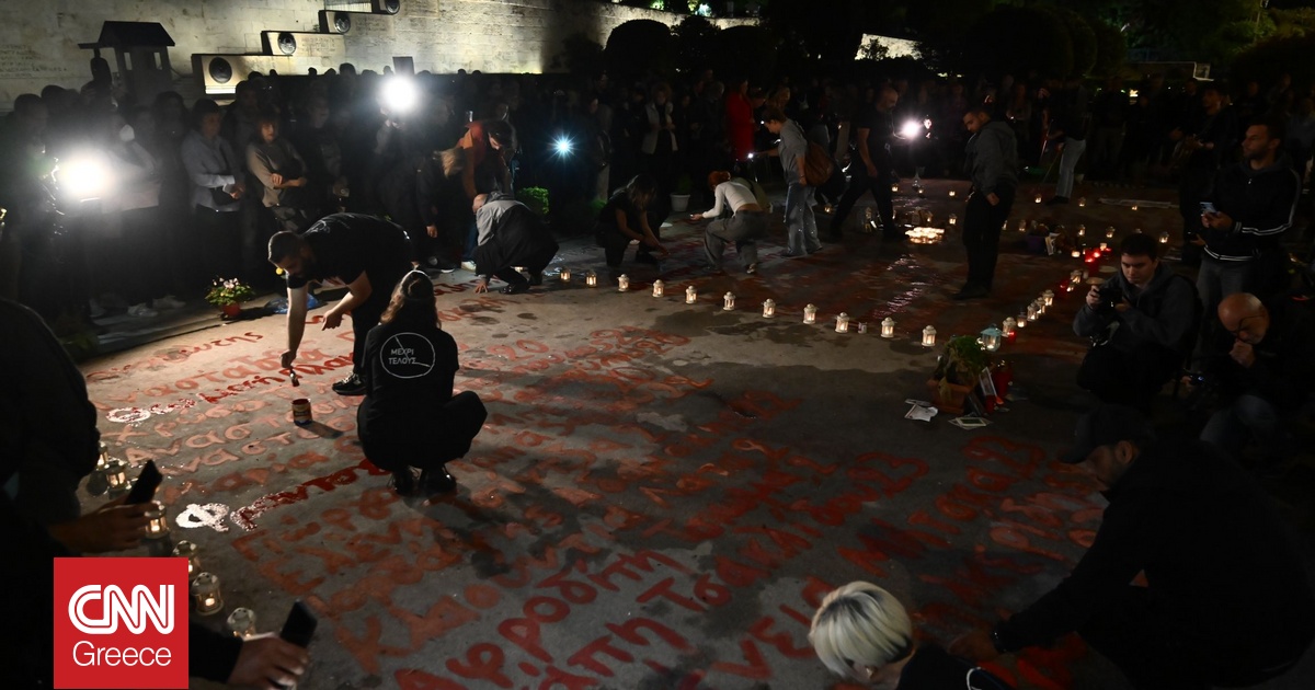 Συγκέντρωση για τον Άγνωστο Στρατιώτη – Συγγενείς θυμάτων έγραψαν ξανά τα ονόματα έξω από τη Βουλή Συγκέντρωση για τον Άγνωστο Στρατιώτη – Συγγενείς θυμάτων έγραψαν ξανά τα ονόματα έξω από τη Βουλή