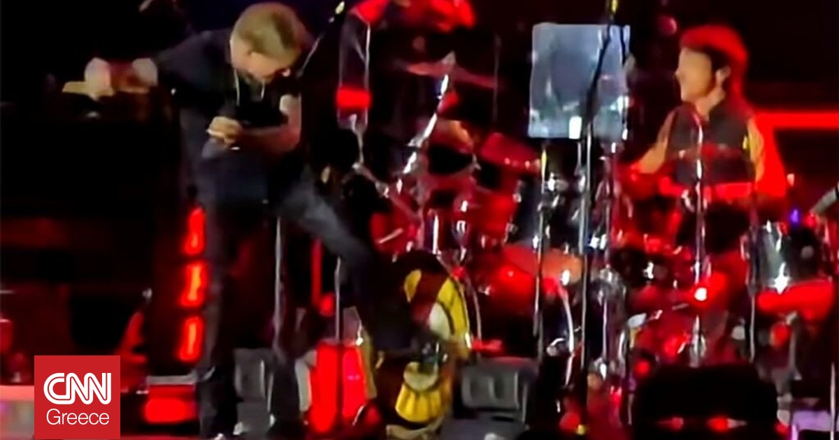 Ξέσπασε επί σκηνής ο Axl Rose: Κλώτσησε ντραμς και πέταξε μικρόφωνο σε συναυλία των Guns N’ Roses
