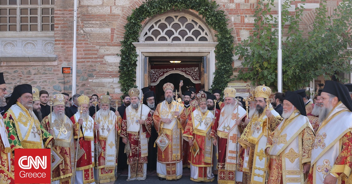 Η Θεσσαλονίκη γιορτάζει τον Άγιο Δημήτριο: Πλήθος κόσμου στη λιτανεία της εικόνας Η Θεσσαλονίκη γιορτάζει τον Άγιο Δημήτριο: Πλήθος κόσμου στη λιτανεία της εικόνας
