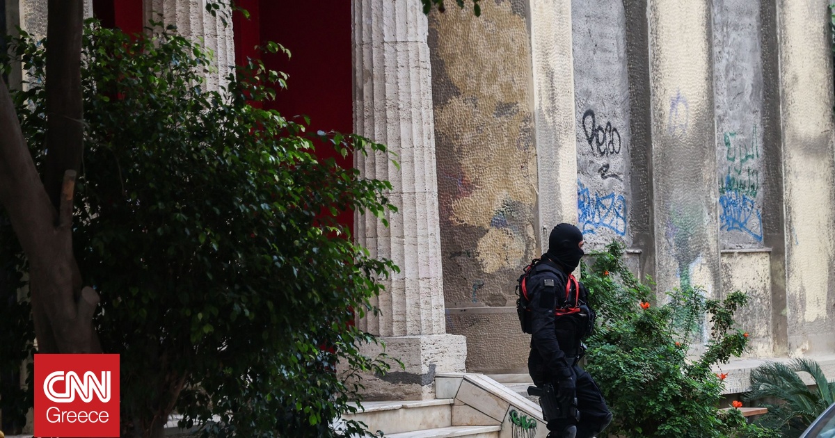 Ηράκλειο: Φωτογραφίες από την κατάληψη του Ευαγγελισμού – Εντοπίστηκαν κράνη και καδρόνια Ηράκλειο: Φωτογραφίες από την κατάληψη του Ευαγγελισμού – Εντοπίστηκαν κράνη και καδρόνια