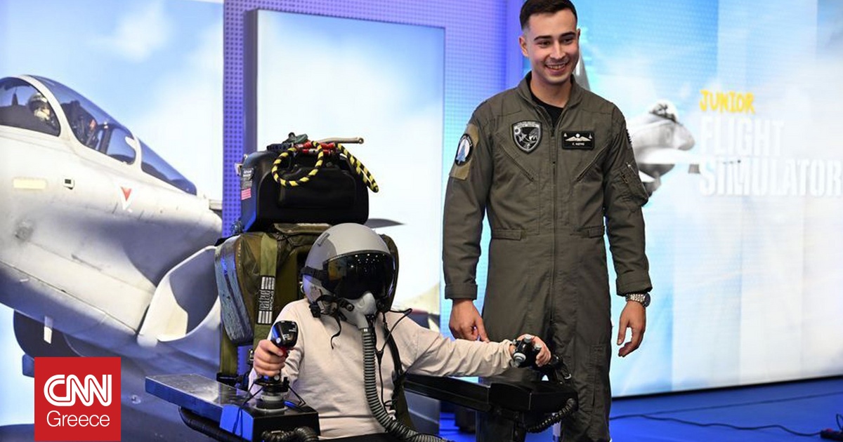 Απλοί πολίτες έγιναν για λίγο πιλότοι της Πολιτικής Αεροπορίας – Η εντυπωσιακή έκθεση στο Σύνταγμα
