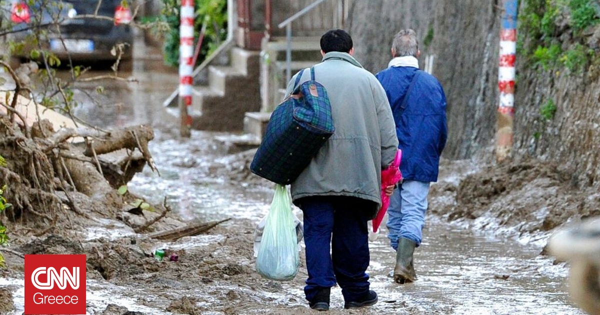 Πλημμύρισε η Σικελία: Ορμητικά νερά παρασέρνουν οχήματα και τραπέζια