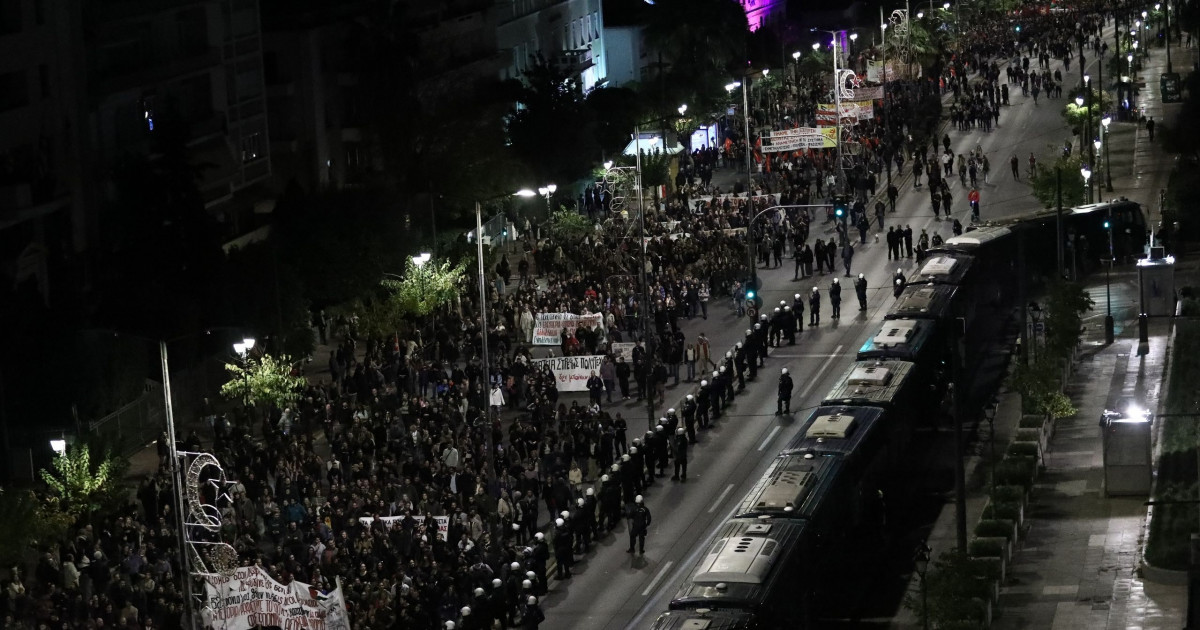Πολυτεχνείο: Ειρηνική πορεία με μαζική συμμετοχή – 13 συλλήψεις στην Αθήνα
