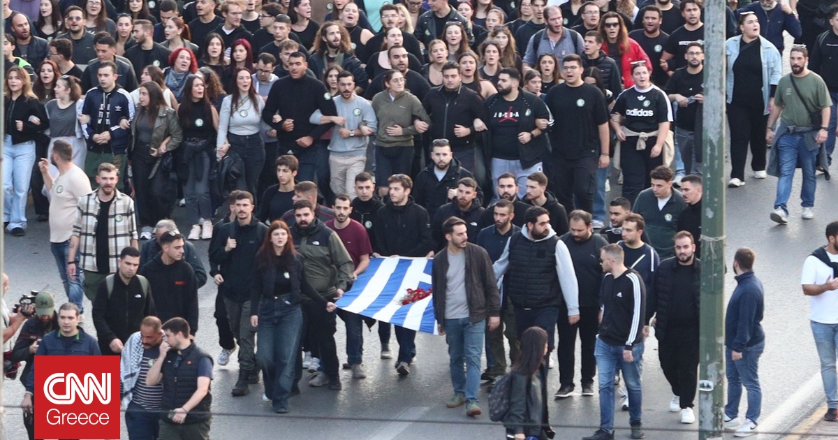 Πολυτεχενείο: Η στιγμή που η αιματοβαμμένη σημαία φτάνει στην Αμερικανική Πρεσβεία