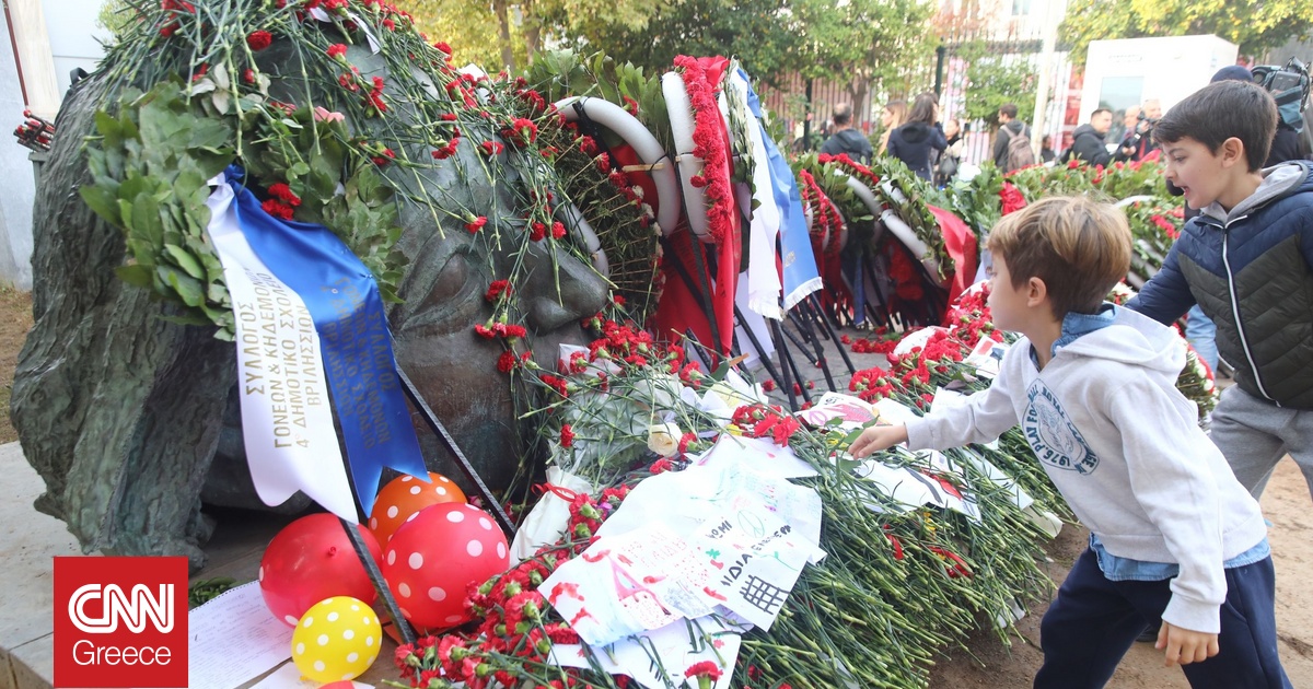 Πολυτεχνείο: Στεφάνια, μηνύματα και συγκίνηση στις εκδηλώσεις για την 52η επέτειο