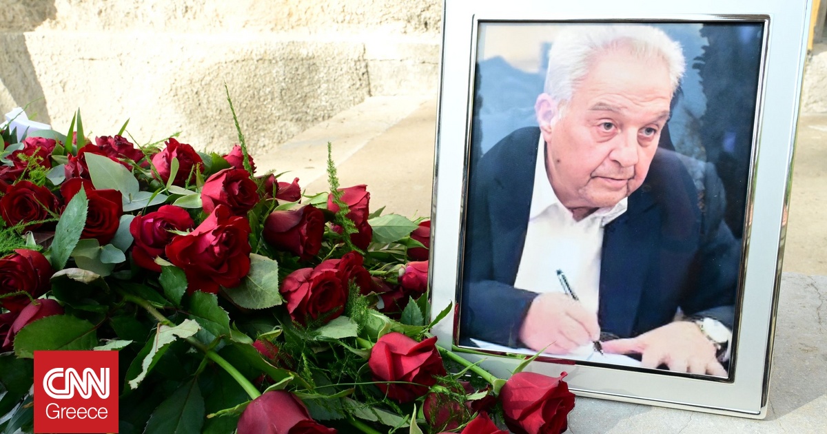 Σε κλίμα συγκίνησης η κηδεία του Αλέκου Φλαμπουράρη – Ποιοι δίνουν το «παρών»