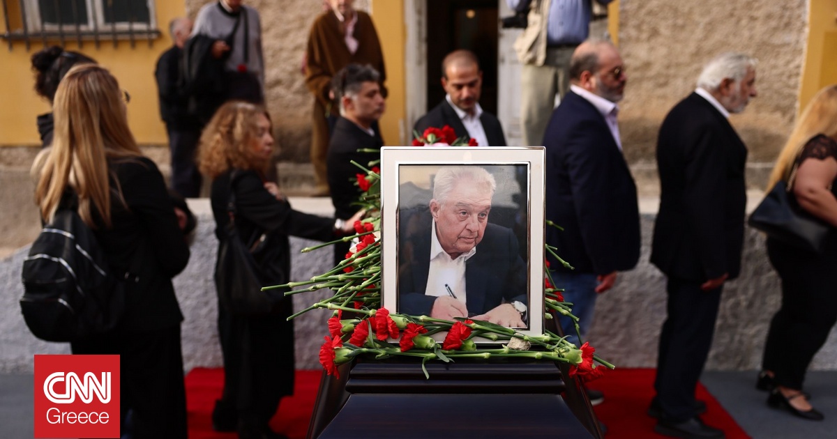 Θλίψη και συγκίνηση στην κηδεία του Αλέκου Φλαμπουράρη – Ποιοι έδωσαν το «παρών»