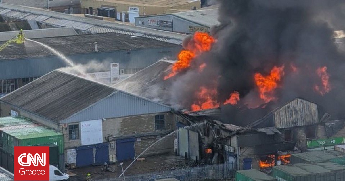 Μεγάλη φωτιά σε αποθήκη στο Λονδίνο – Φόβοι για εκρήξεις λόγω πυροτεχνημάτων