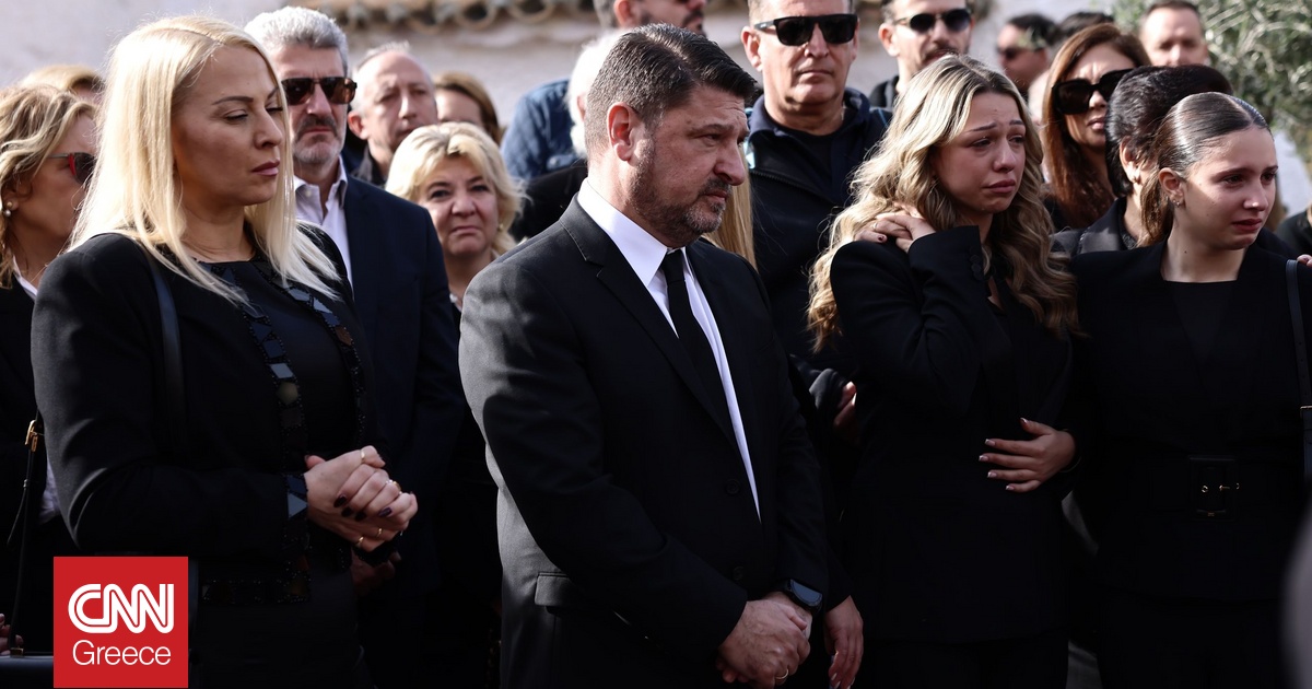 Το τελευταίο «αντίο» στον πατέρα του Νίκου Χαρδαλιά – Συγγενείς, φίλοι, υπουργοί στην κηδεία