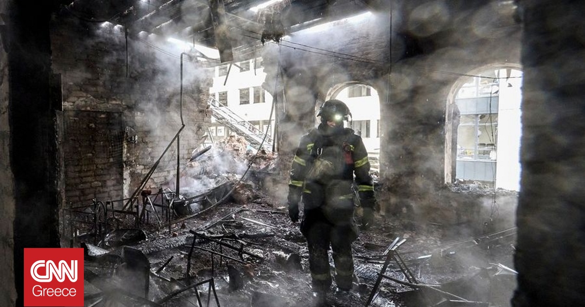 Στις φλόγες πολυκατοικίες στη Ζαπορίζια μετά από μπαράζ ρωσικών χτυπημάτων με drones – Δείτε βίντεο