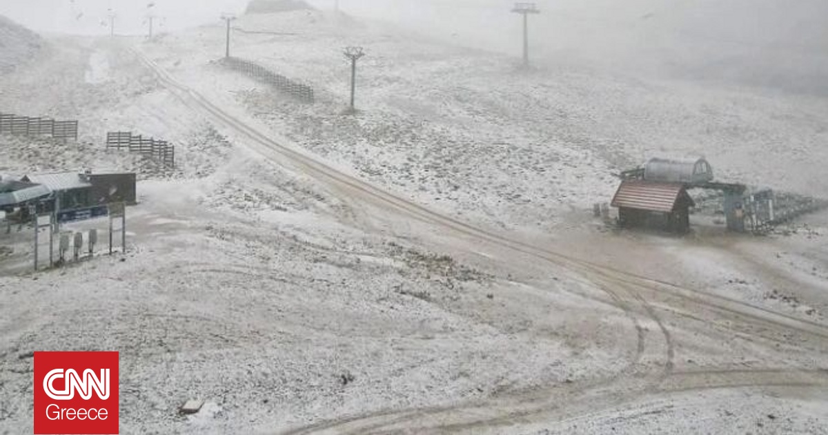 Οι πρώτες νιφάδες στα χιονοδρομικά κέντρα – Στα λευκά και ο Παρνασσός, χιονοθύελλα στον Όλυμπο