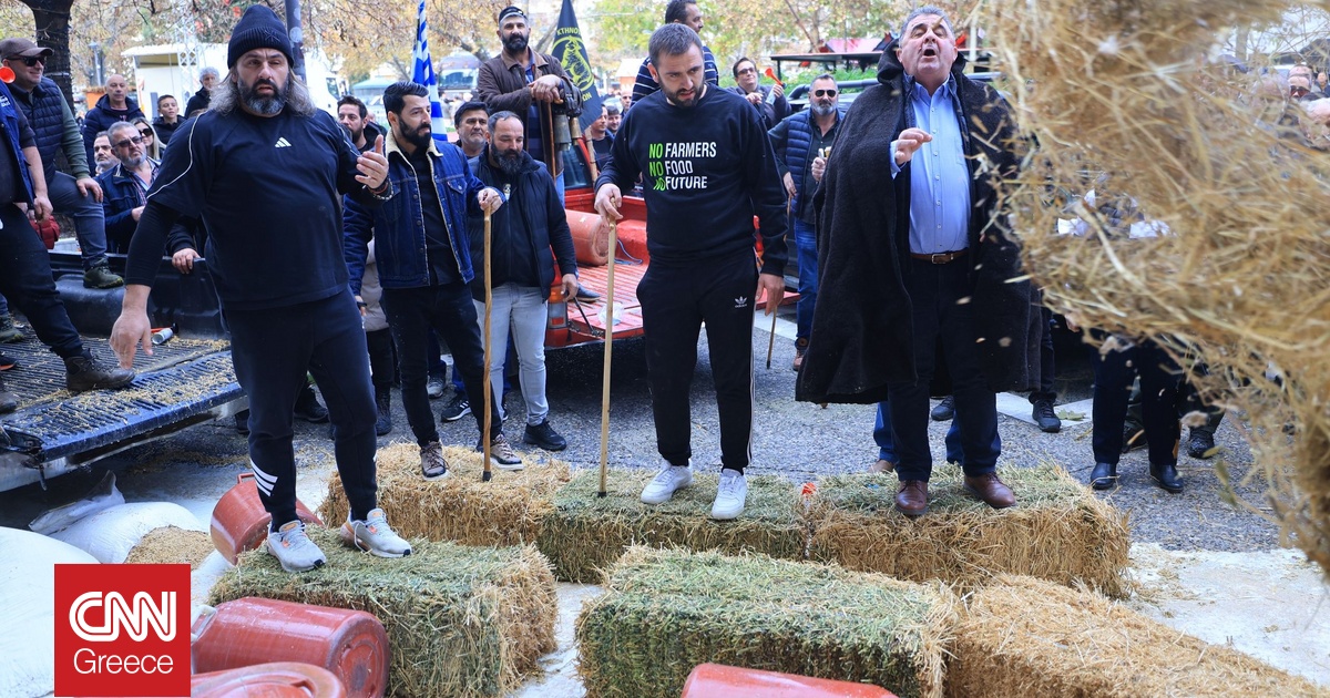 Αγρότες και κτηνοτρόφοι έριξαν γάλα, άχυρο και καλαμπόκι στην κεντρική πλατεία της Λάρισας