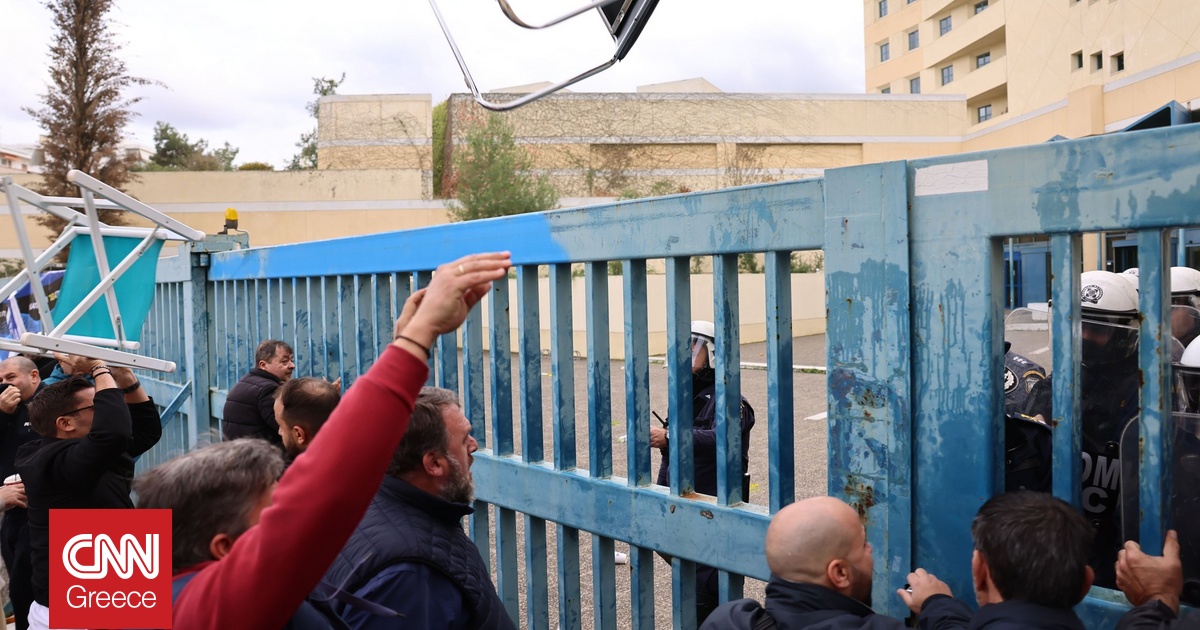 Ένταση με χημικά έξω από το υπουργείο Μεταφορών – Οδηγοί ταξί πετούν καρέκλες