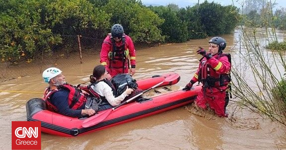 Κακοκαιρία Byron: Οικογένεια απομακρύνθηκε με βάρκα από πλημμυρισμένο σπίτι στο Γύθειο
