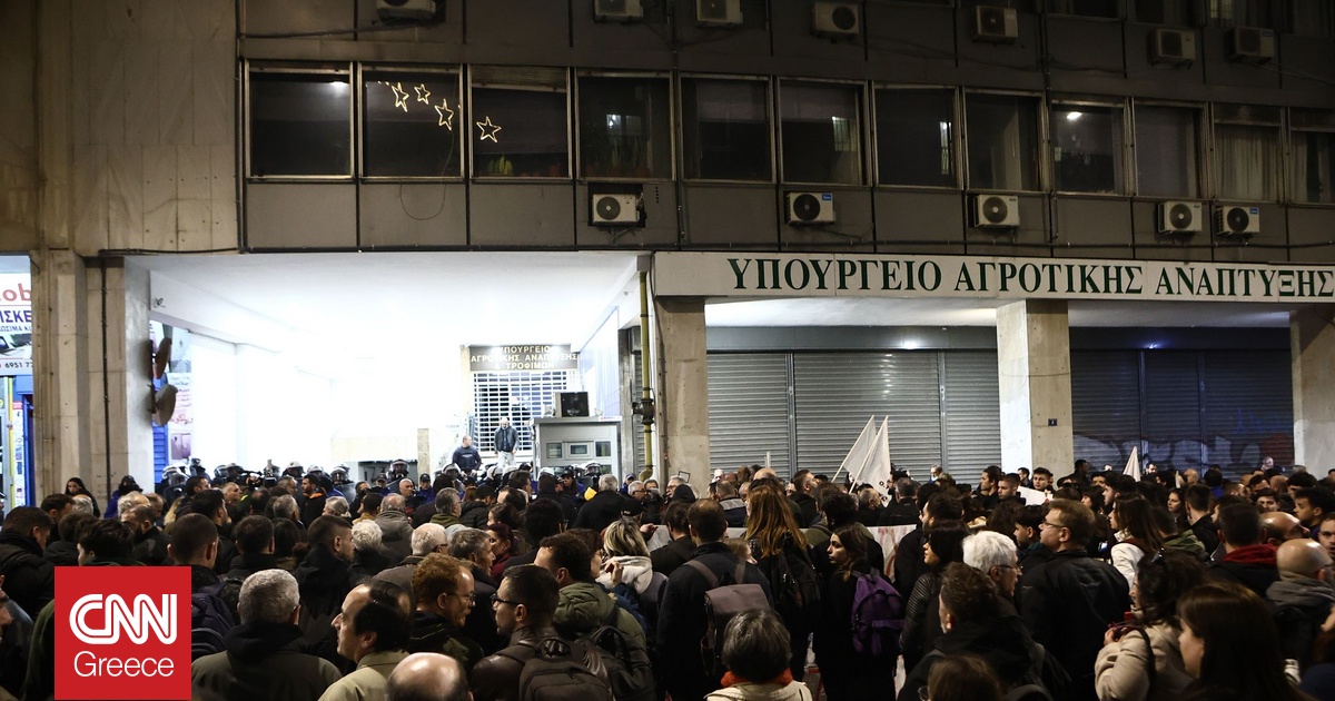 Στο πλευρό των αγροτών σωματεία και σύλλογοι – Συγκέντρωση στο υπουργείο Αγροτικής Ανάπτυξης