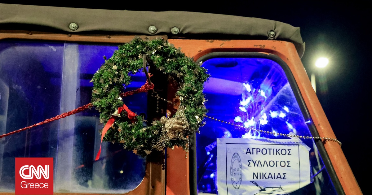 Οι αγρότες στόλισαν τα μπλόκα: Λαμπιόνια στους δρόμους, αυτιά ταράνδων, χριστουγεννιάτικα δέντρα