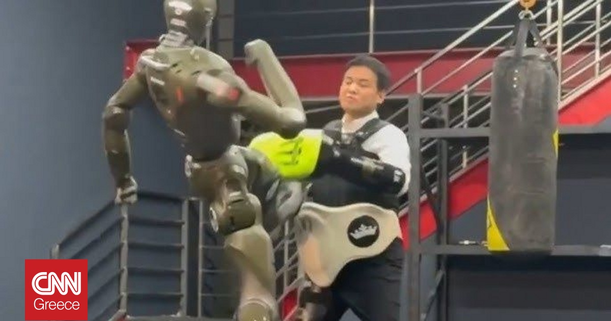 Ανθρωποειδές ρομπότ κλωτσάει… CEO επί σκηνής – Ποιες είναι οι ασυναγώνιστες δυνατότητές του