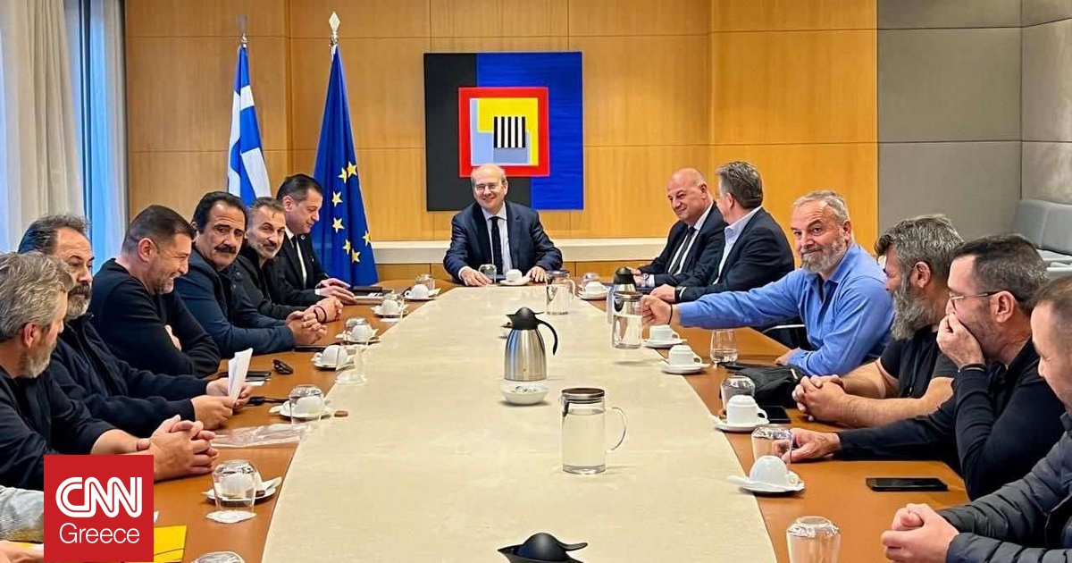 Σε εξέλιξη η συνάντηση Χατζηδάκη – Τσιάρα με αγρότες από την Κρήτη – Πάνω από 100 τα μπλόκα