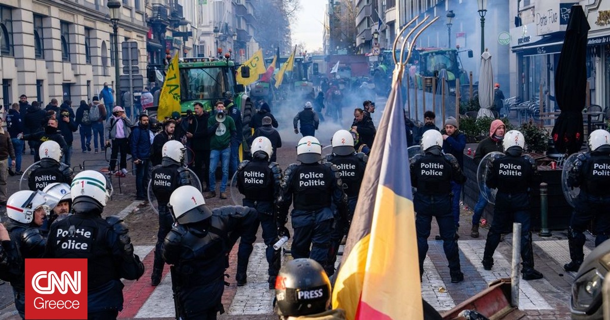 Χάος στις Βρυξέλλες μεταξύ αγροτών και αστυνομίας: Επεισόδια έξω από το Ευρωπαϊκό Κοινοβούλιο